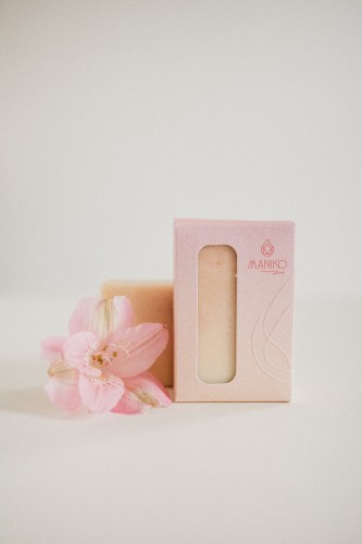 Naturalne mydło w kostce z kwasem jabłkowym i różową glinką 90 g Maniko.jpg