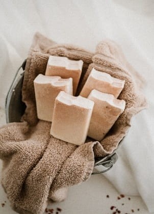 Naturalne mydło w kostce z kwasem jabłkowym i różową glinką 90 g Maniko 2.jpg