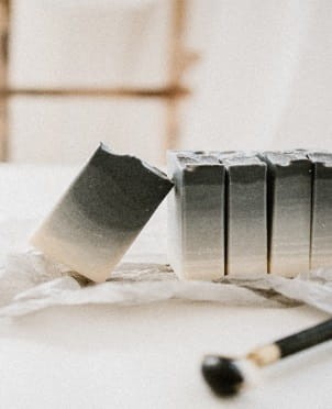 Naturalne mydło oczyszczające w kostce z węglem aktywnym 90 g Maniko 3.jpg