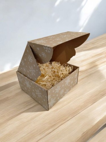 Pudełko prezentowe Eko szary papier z recyklingu z nadrukiem w śnieżynki z oknem 20x20x10 cm_Zapakuj na prezent_7.jpg