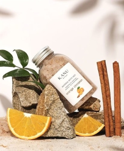 Mineralna sól do kąpieli Pomarańcza z cynamonem 350 g Kanu Nature.jpg