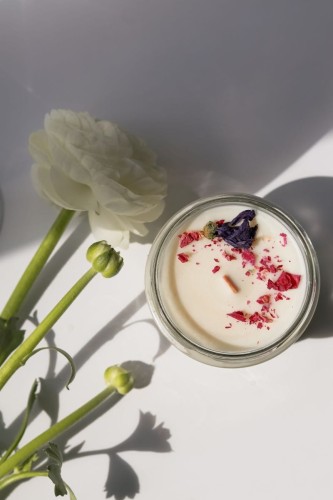 Świeca sojowa z drewnianym knotem Piwonia z granatem Sis Candles.jpg