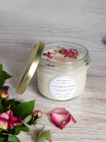 Świeca sojowa z drewnianym knotem Rabarbar i Róża Sis Candles_9.jpg