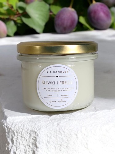 Świeca sojowa z drewnianym knotem Sliwki i Frezje SisCandles.jpg
