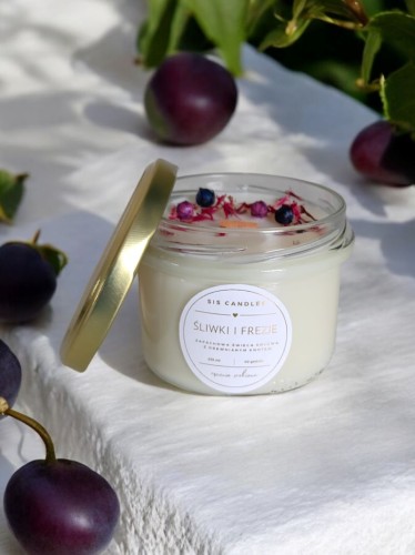Świeca sojowa z drewnianym knotem Sliwki i Frezje SisCandles_2.jpg