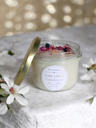 Świeca sojowa z drewnianym knotem Sliwki i Frezje SisCandles_3.jpg