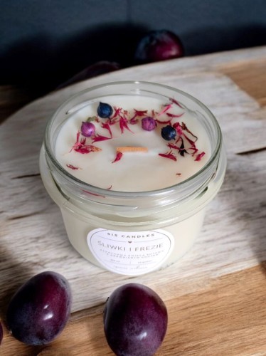 Świeca sojowa z drewnianym knotem Sliwki i Frezje SisCandles_4.jpg