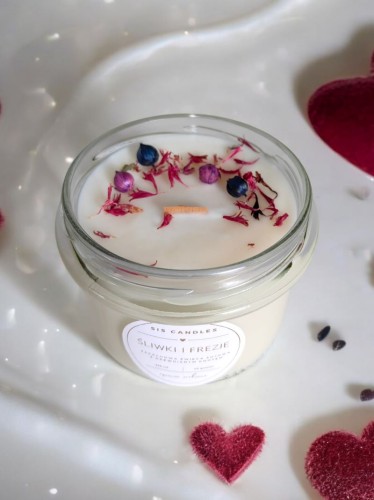 Świeca sojowa z drewnianym knotem Sliwki i Frezje SisCandles_5.jpg