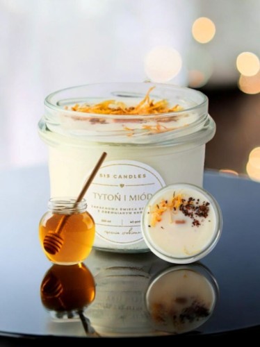 Świeca sojowa z drewnianym knotem Tytoń i Miód Sis Candles_3.jpg
