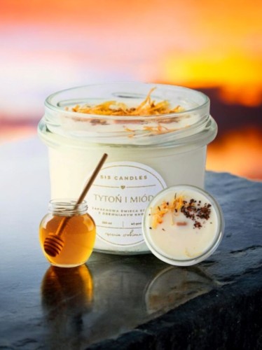 Świeca sojowa z drewnianym knotem Tytoń i Miód Sis Candles_4.jpg