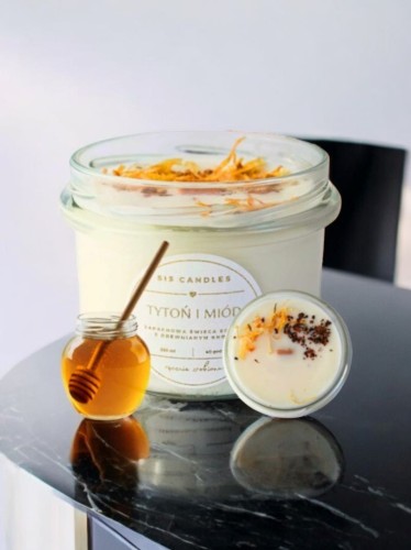 Świeca sojowa z drewnianym knotem Tytoń i Miód Sis Candles_5.jpg