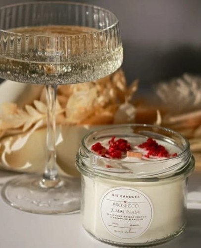 Świeca sojowa Prosecco z Malinami z drewnianym knotem 235 ml Sis.jpg