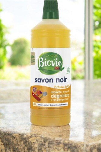 Ekologiczne czarne mydło w płynie do czyszczenia powierzchni domowych Biovie 1L_2.jpg