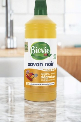 Ekologiczne czarne mydło w płynie do czyszczenia powierzchni domowych Biovie 1L_3.jpg