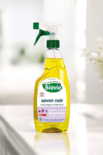 Czarne mydło w sprayu z lawendowym olejkiem eterycznym do odtłuszczania każdej powierzchni Biovie 750 ml_1.jpg
