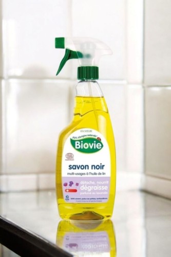 Czarne mydło w sprayu z lawendowym olejkiem eterycznym do odtłuszczania każdej powierzchni Biovie 750 ml_2.jpg