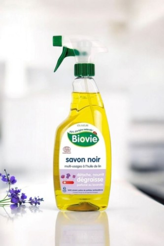 Czarne mydło w sprayu z lawendowym olejkiem eterycznym do odtłuszczania każdej powierzchni Biovie 750 ml_3.jpg