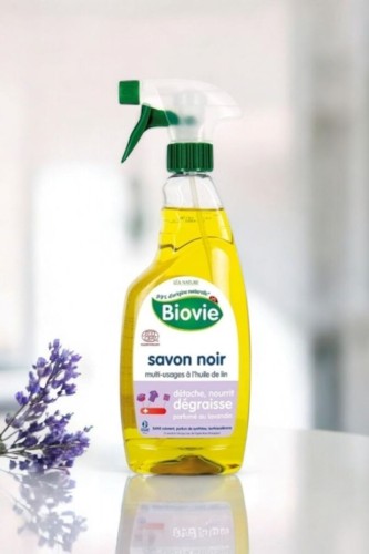 Czarne mydło w sprayu z lawendowym olejkiem eterycznym do odtłuszczania każdej powierzchni Biovie 750 ml_4.jpg