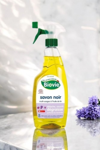 Czarne mydło w sprayu z lawendowym olejkiem eterycznym do odtłuszczania każdej powierzchni Biovie 750 ml_5.jpg