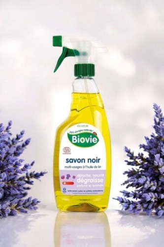 Czarne mydło w sprayu z lawendowym olejkiem eterycznym do odtłuszczania każdej powierzchni Biovie 750 ml_6.jpg
