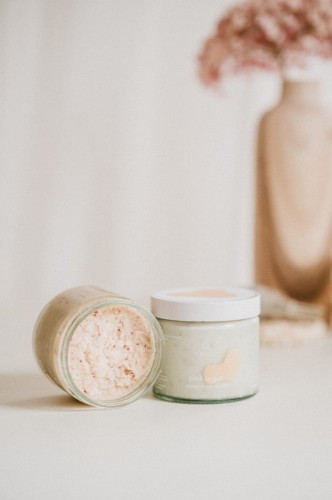 Naturalny złuszczający peeling cukrowy do ciała z nasionami żórawiny 300 g Maniko_1.jpg