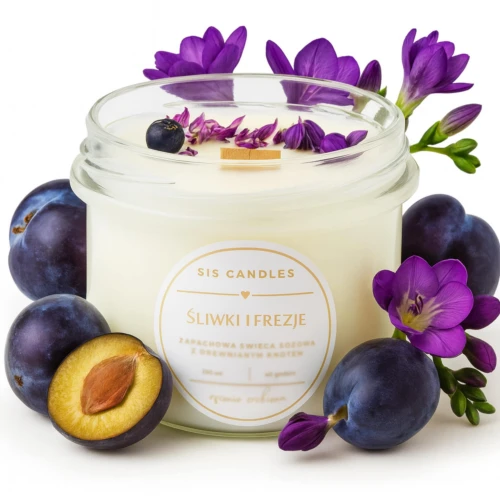 Śliwki i Frezje Świeca sojowa z drewnianym knotem 235 ml Sis Candles