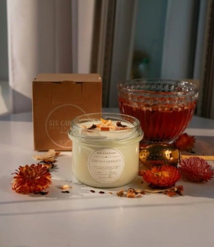 Świeca sojowa Zimowa Herbata z drewnianym knotem 235 ml Sis_1.jpg