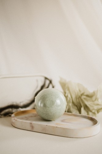 Oczyszczająca kula do kąpieli Minty Fusion z algami morskimi i spiruliną 105 g Maniko.jpg